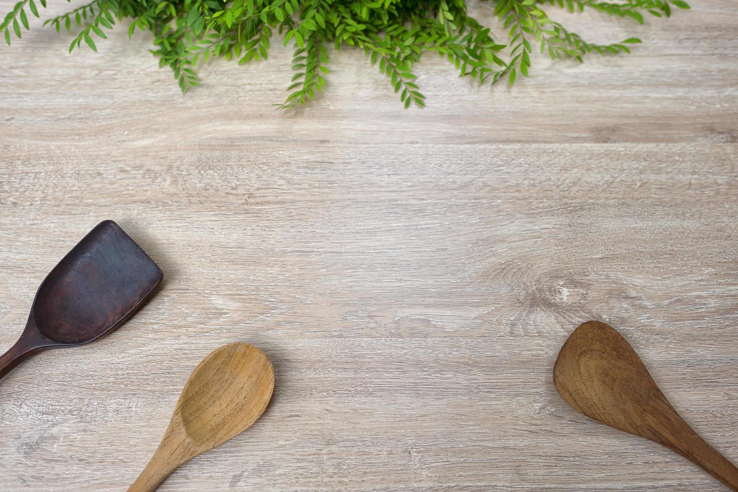 cucchiai di legno e tornitori su uno sfondo di legno bianco foto