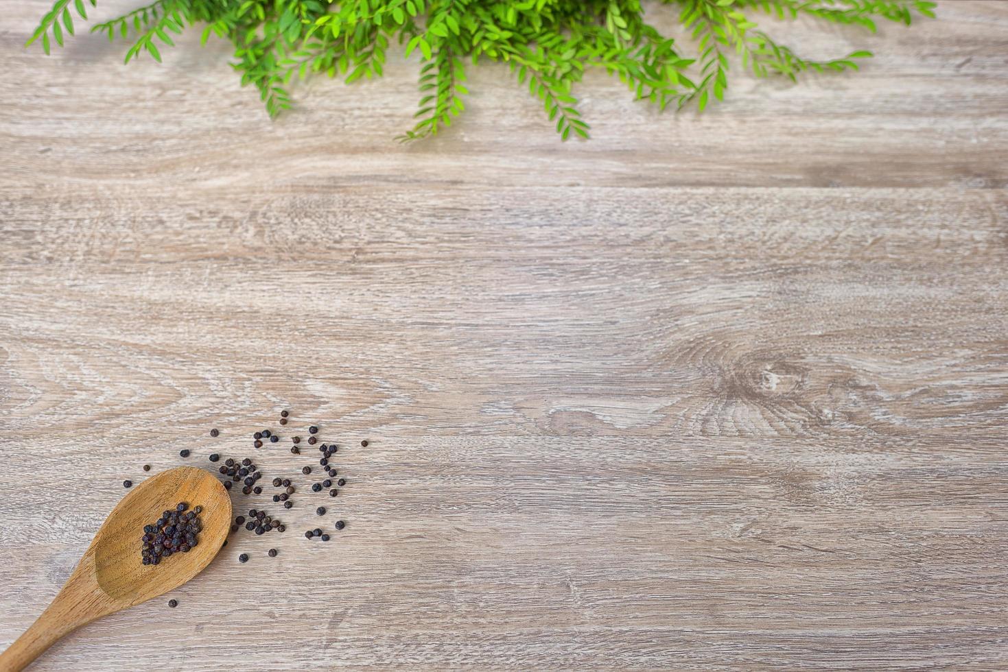 cucchiaio di legno su uno sfondo di legno bianco foto