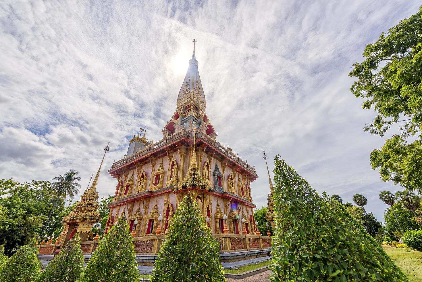 tempio di wat cha long a phuket, thailandia foto