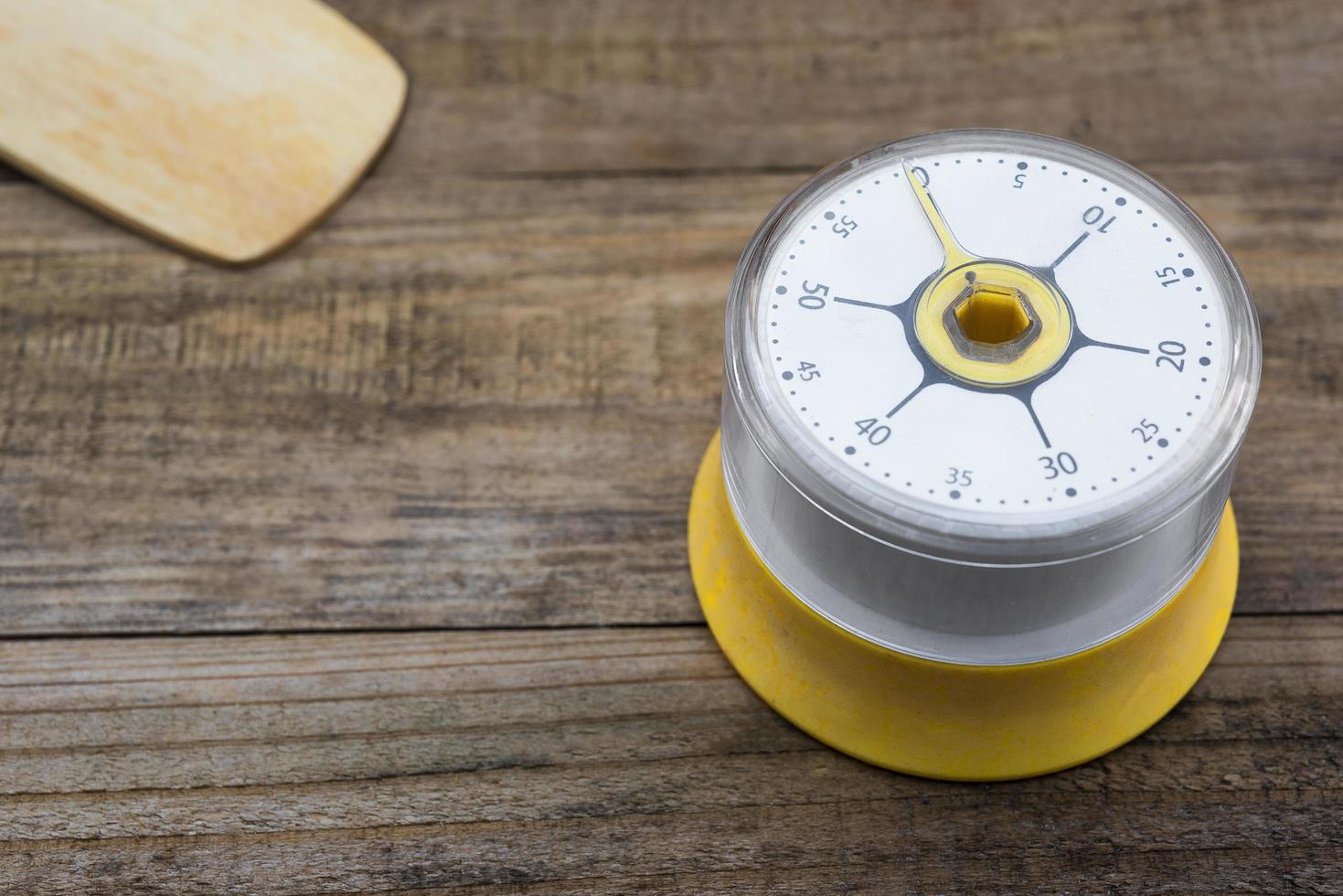 panetteria e utensili da cucina con un timer da cucina su un tavolo di legno foto