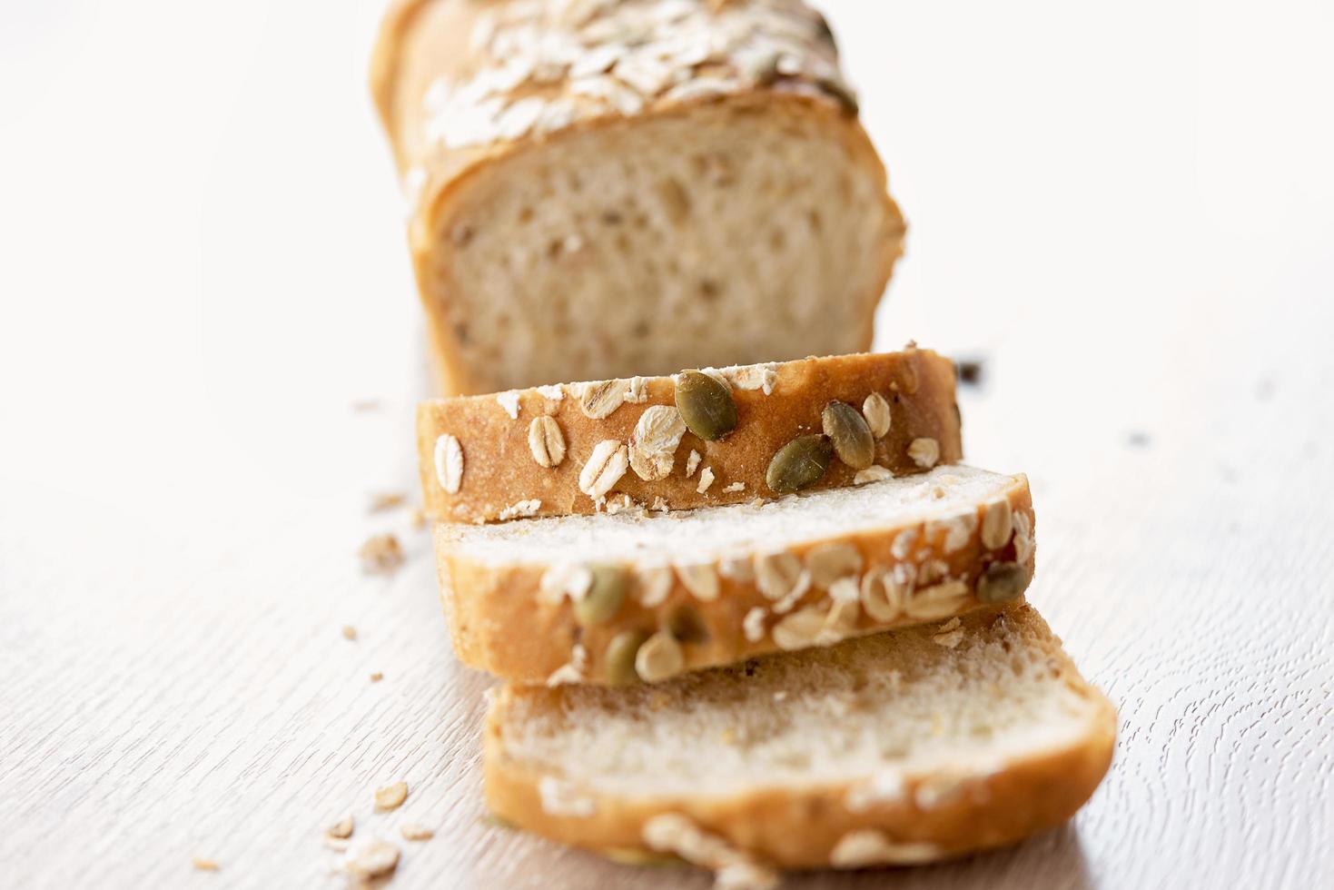 pane integrale bianco su un tavolo di legno foto