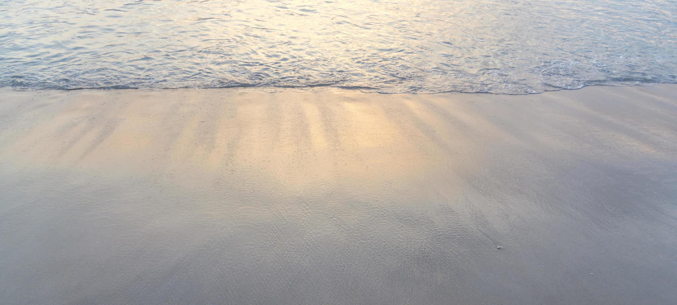 onde marine sulla spiaggia foto