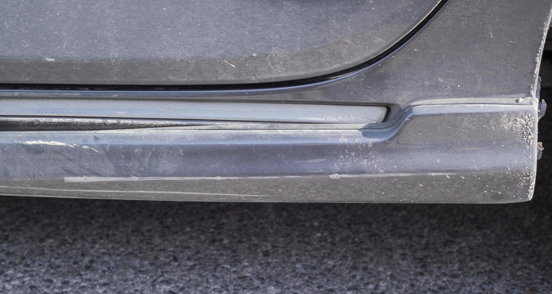 graffi sul corpo di un'auto grigia da un incidente automobilistico foto