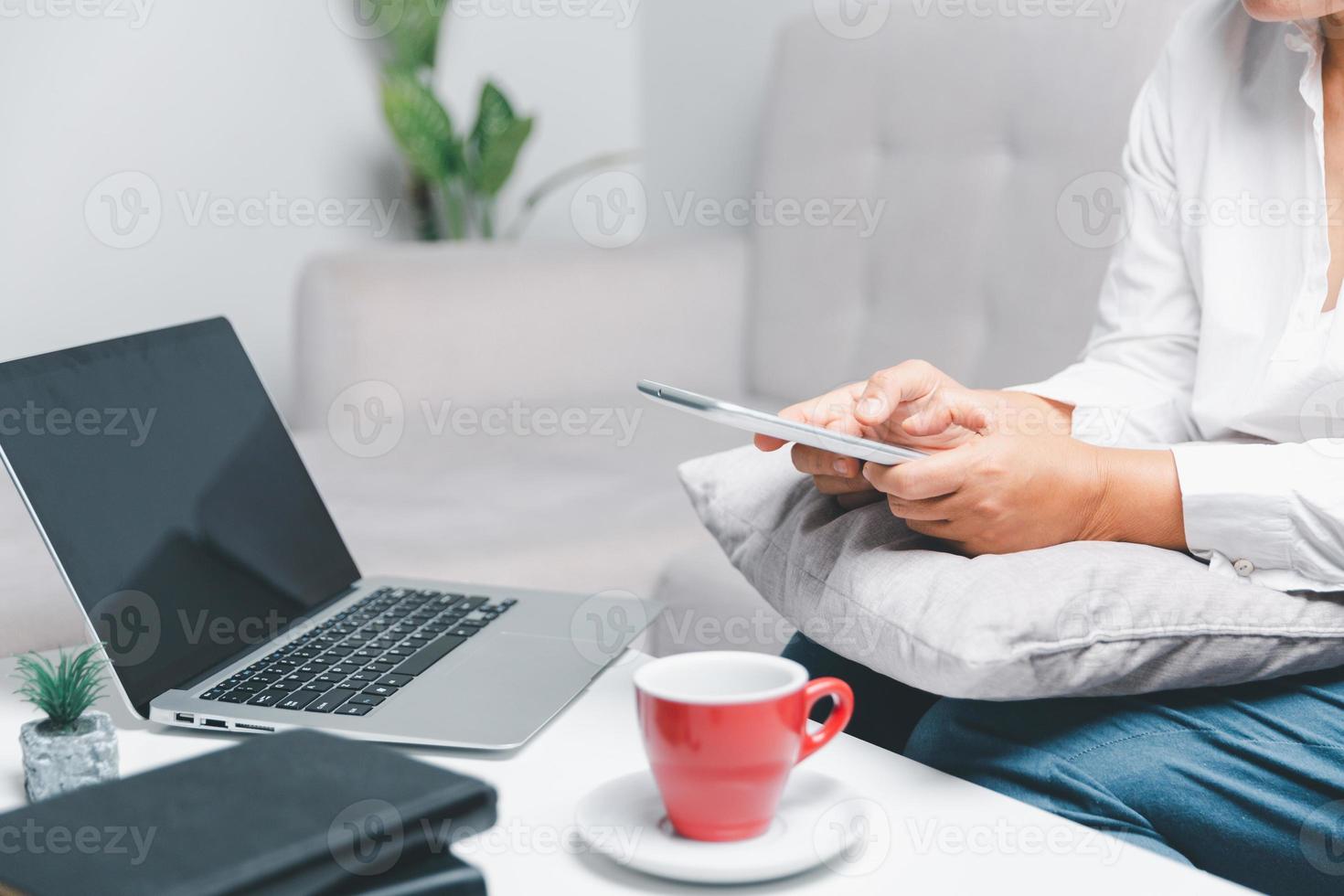 sociale media giorno concetto. femmina libero professionista di partenza Lavorando giorno presto nel vivente camera per sito web con smartphone. donna d'affari Lavorando nel casa ufficio. donna comunicare con in linea tecnologia. foto