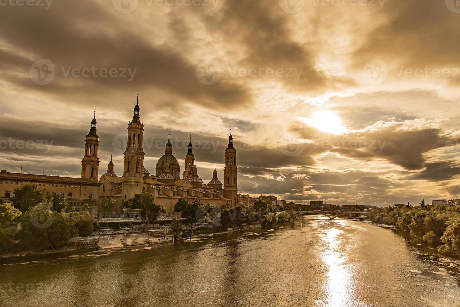 paesaggio a partire dal il spagnolo città di saragozza con il basilica e il ebro fiume nel il sfondo di il sole ambientazione nel il cielo foto