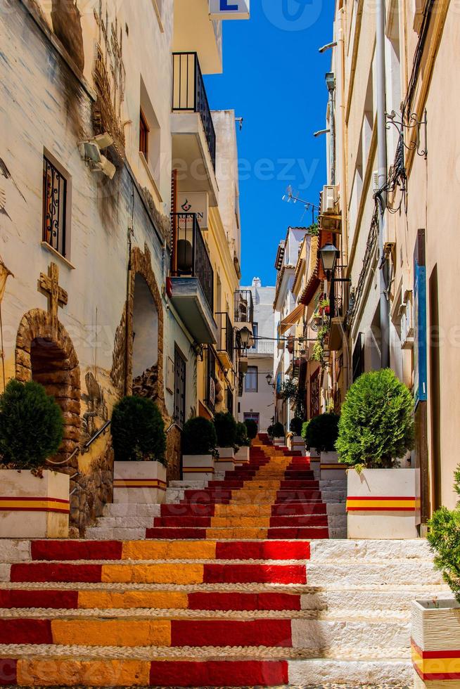 antico scala nel Calpe, Spagna nel il vecchio cittadina dipinto rosso e giallo nel il colore di il del paese bandiera foto