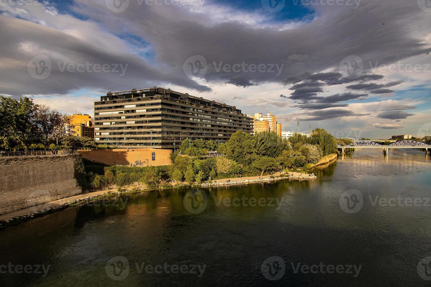 paesaggio nel un' primavera giorno al di sopra di il città ponte e il ebro fiume nel il spagnolo città di saragozza foto