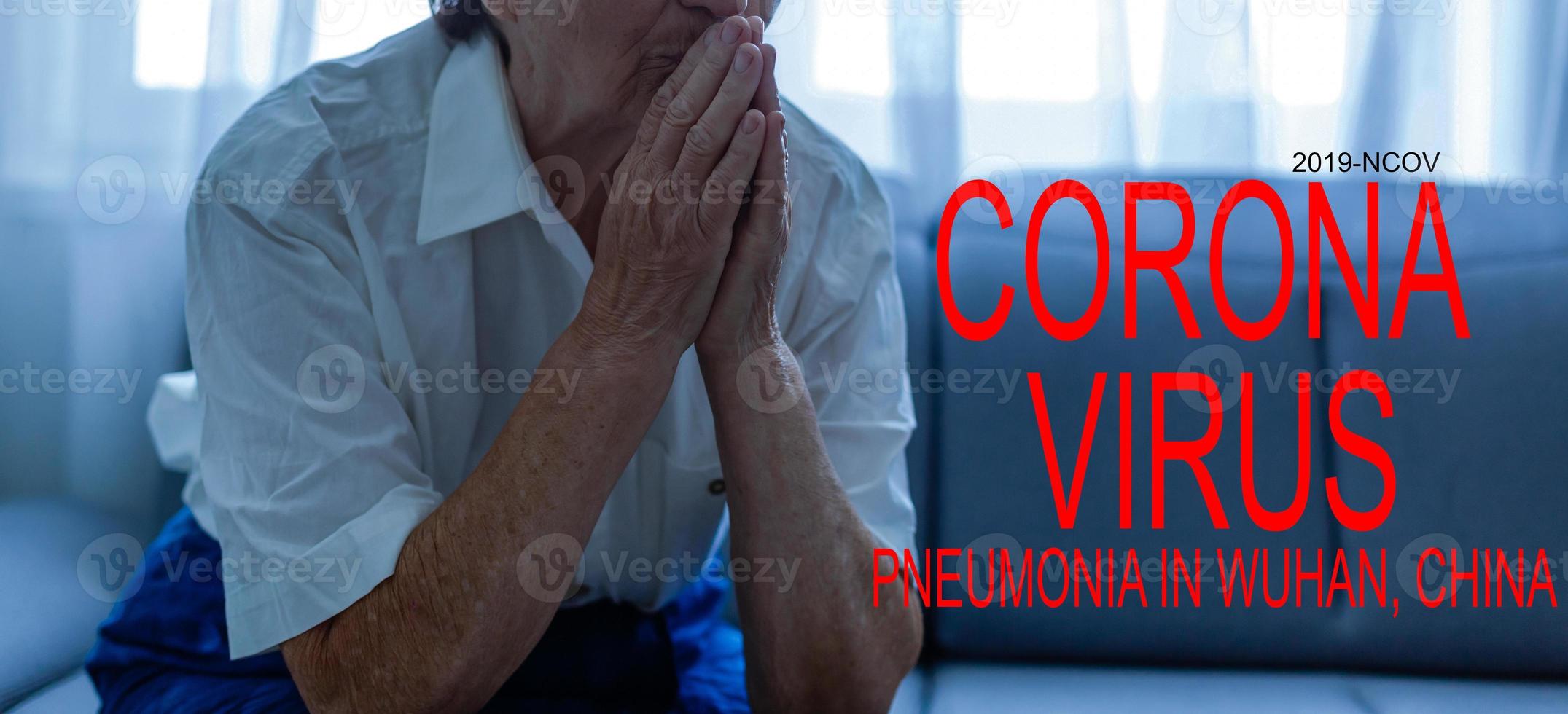 donna prega perché di corona virus. malato donna foto