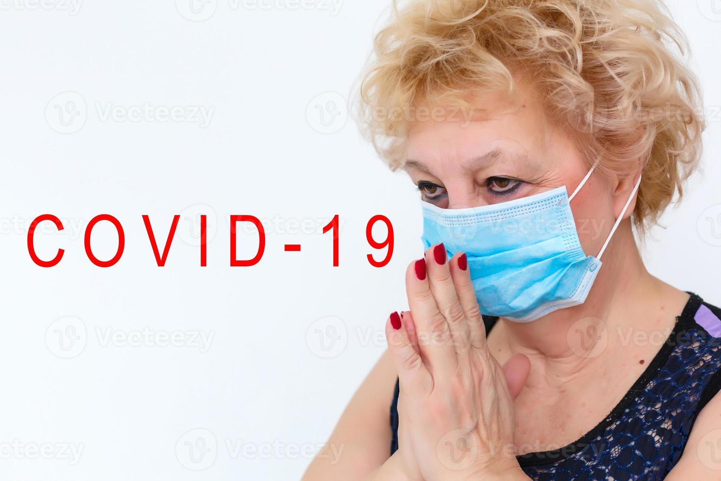 anziano donna preghiera di il virus foto