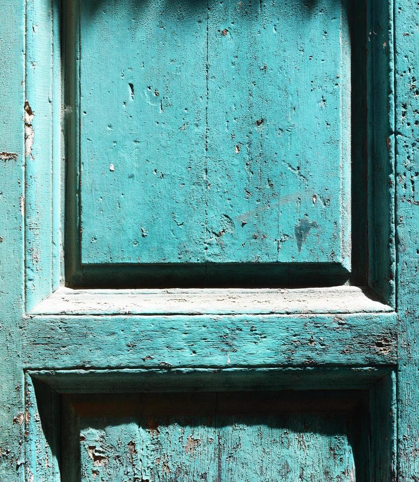 telaio della finestra in legno blu durante il giorno foto