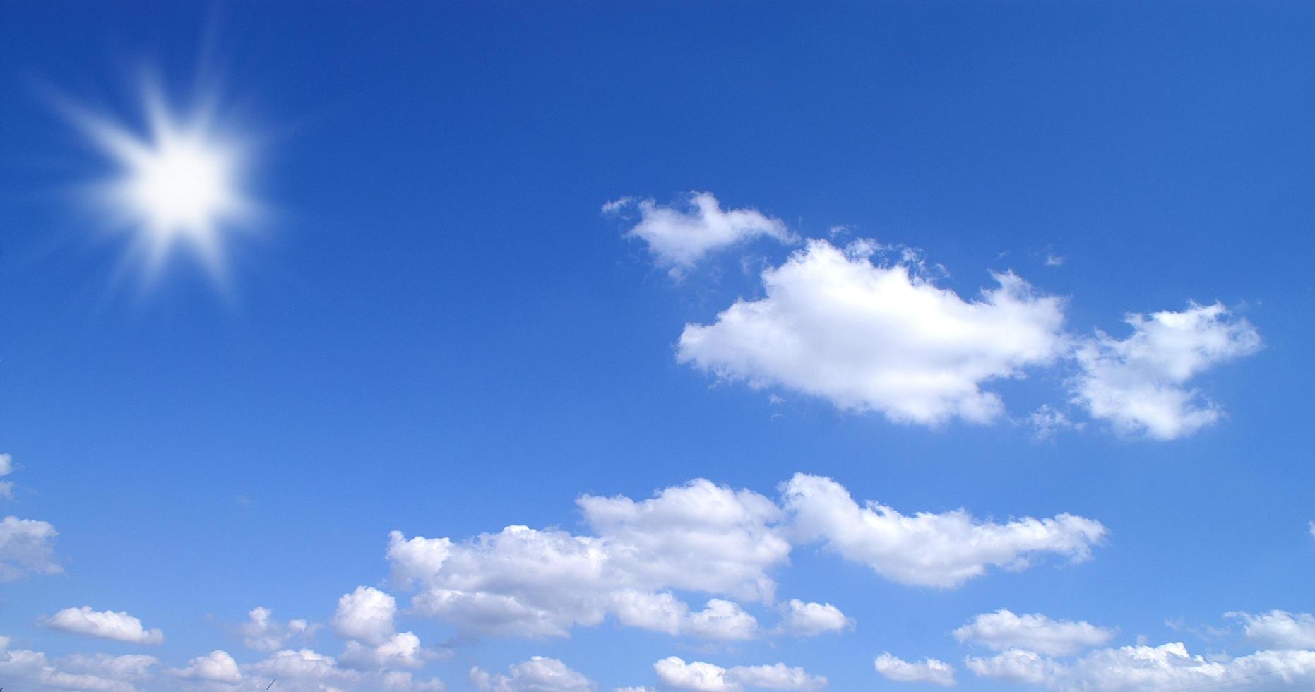 luminosa giornata di sole con cielo azzurro con nuvole bianche foto