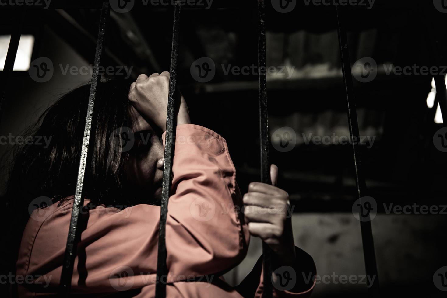 ritratto di donne alla disperata ricerca della prigione di ferro, concetto di prigioniero, popolo tailandese, speranza di essere libero, se la violazione della legge sarebbe stata arrestata e incarcerata. foto