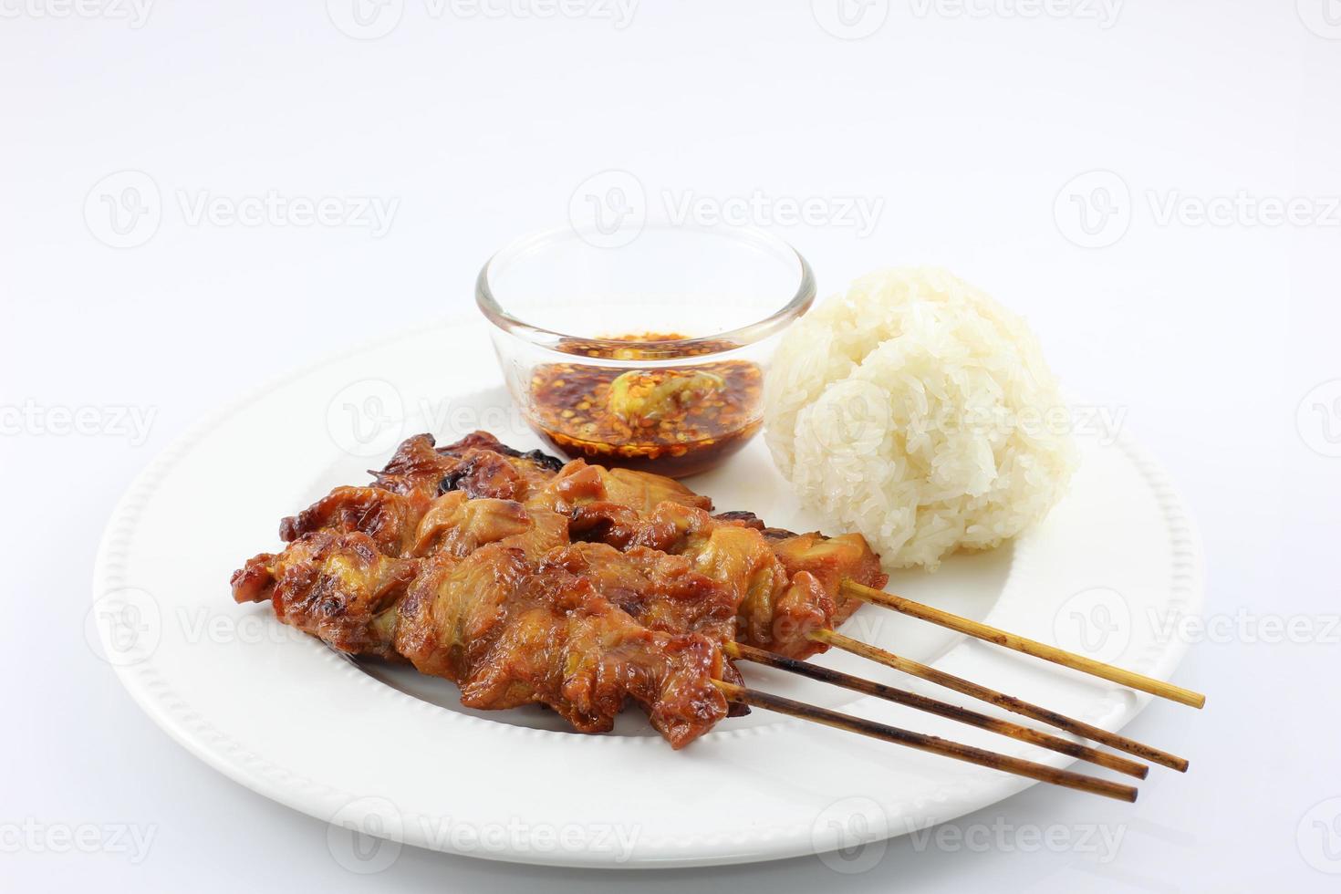 spiedini di pollo alla griglia con riso appiccicoso e salsa gommosa su uno sfondo bianco foto
