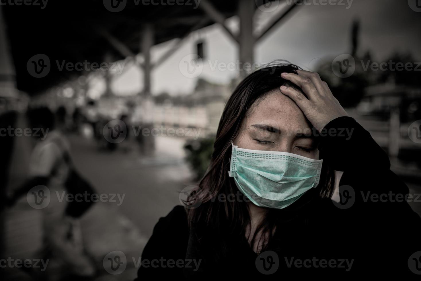 asiatico viaggiatore donna indossare maschera per proteggere coronavirus, tailandese donna indossare viso maschera respiratorio proteggere e filtro PM2.5 foto