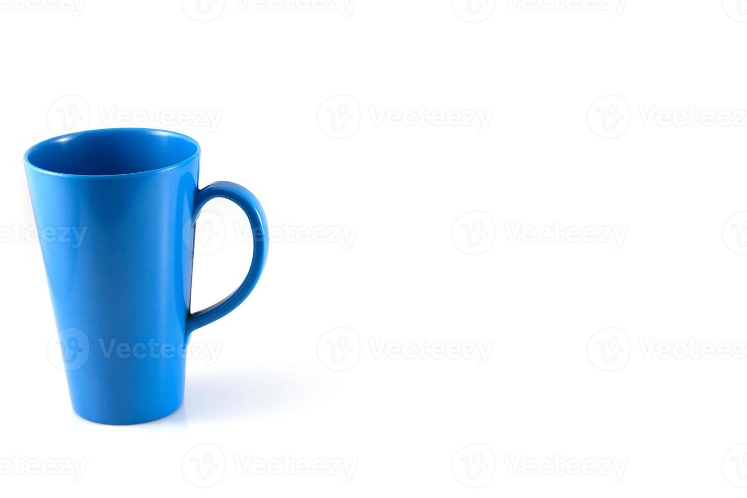 tazza blu isolata in uno sfondo bianco foto