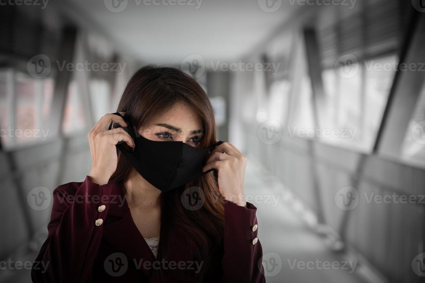 asiatico donna indossare viso maschera per proteggere covid-19 virus, thailandia persone, giovani signora brevità di respiro coronavirus tosse respirazione problema foto