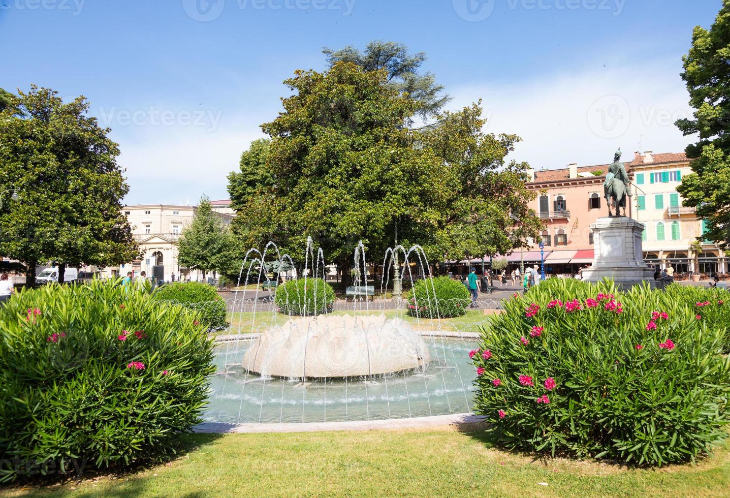 veronese, Italia - il Fontana di Alpi, collocato nel piazza reggiseno giardino. foto