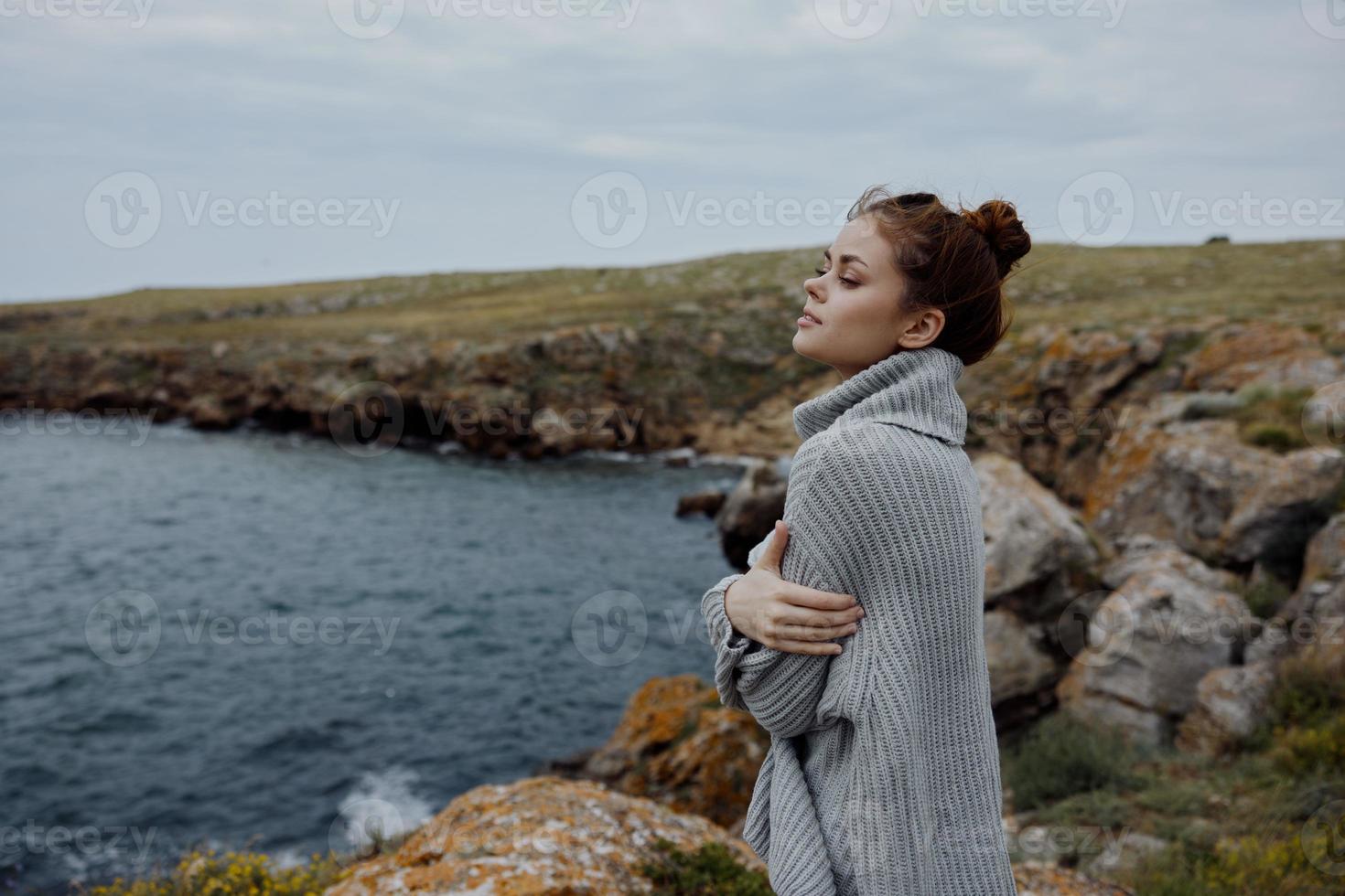 bellissimo donna maglioni nuvoloso mare ammirazione natura inalterato foto