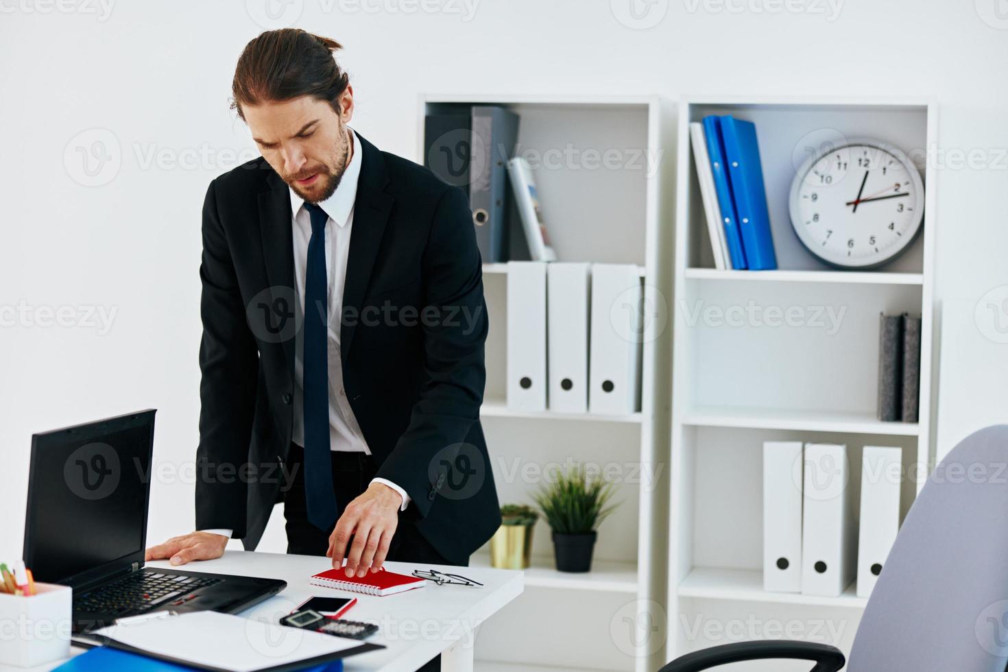 manager nel il ufficio con documenti tecnologie foto
