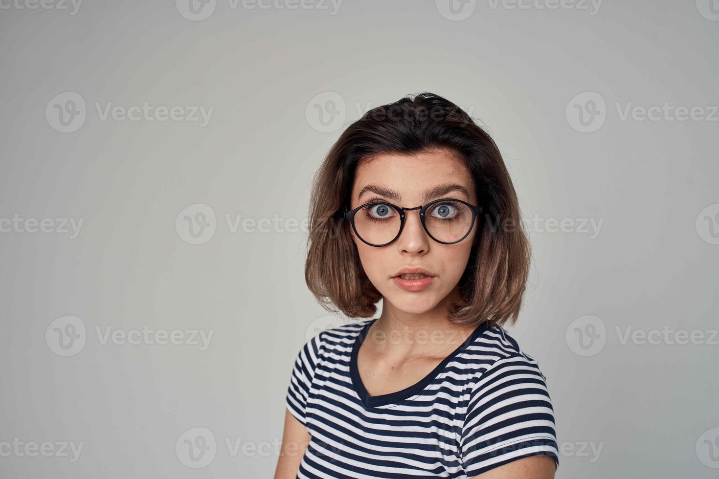 bellissimo donna nel alla moda Abiti leggero sfondo stile di vita foto