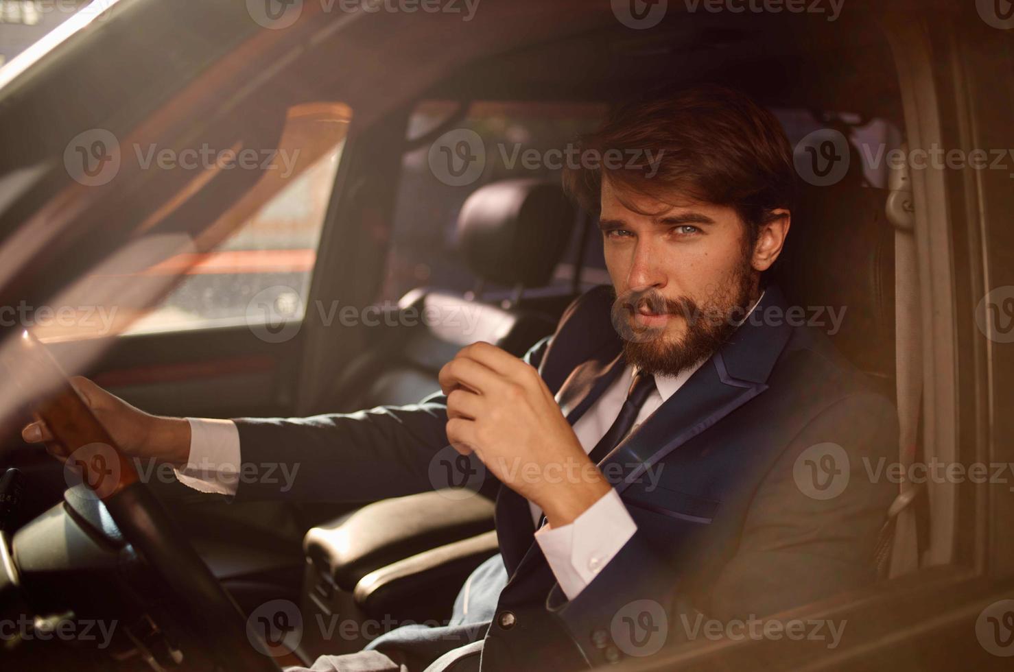 uomini d'affari guida un' auto viaggio lusso stile di vita successo servizio ricco foto