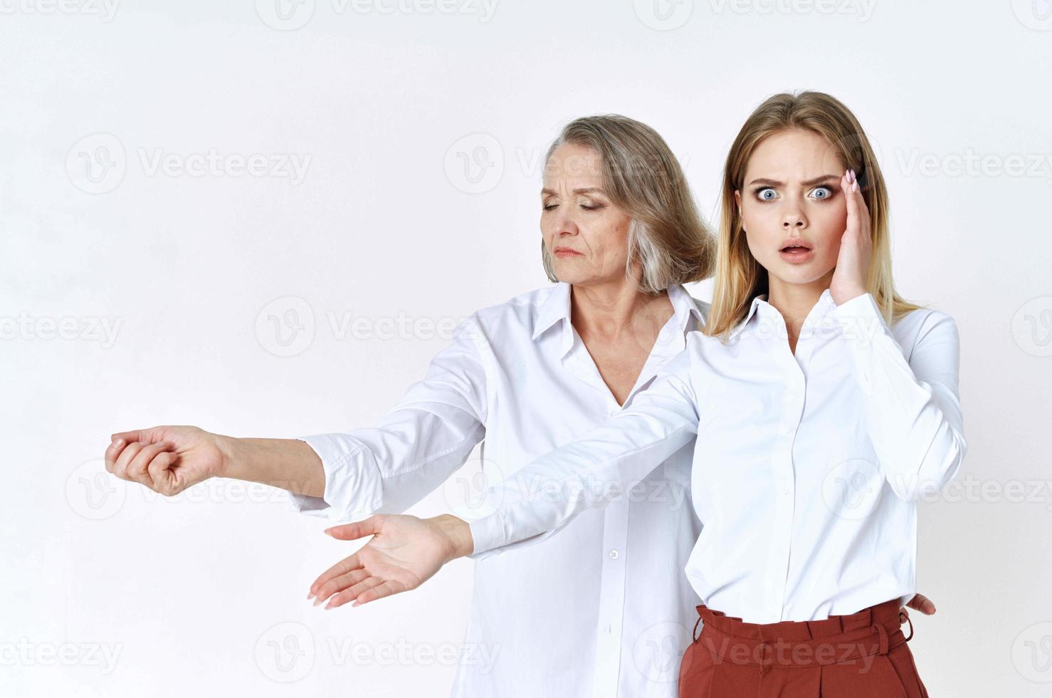 carino nonna e nipotina studio in posa divertimento leggero sfondo foto