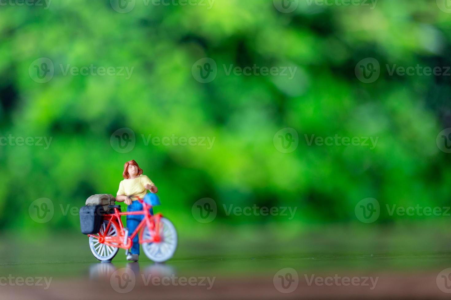 miniatura persone in piedi con bicicletta, mondo bicicletta giorno concetto foto