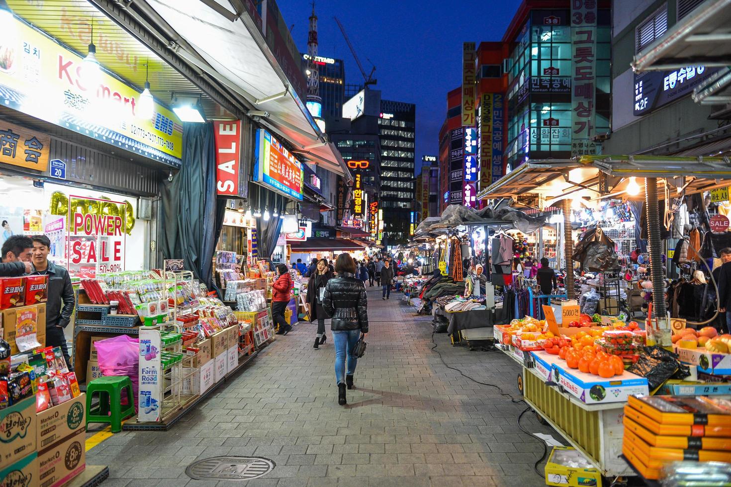 seoul, Sud Corea - nov 14, 2017-namdaemun mercato è il maggiore tradizionale mercato nel Corea con negozi vendita vario merce. foto