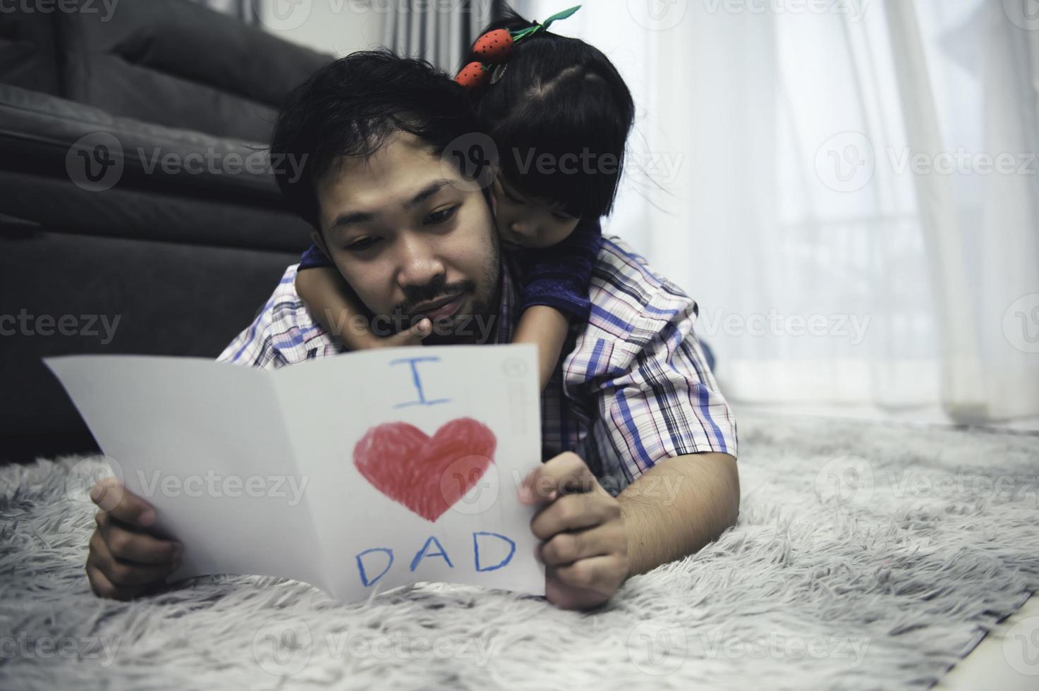 padre giorno concetto, asiatico giovane bello padre e figlia restare a casa insieme foto