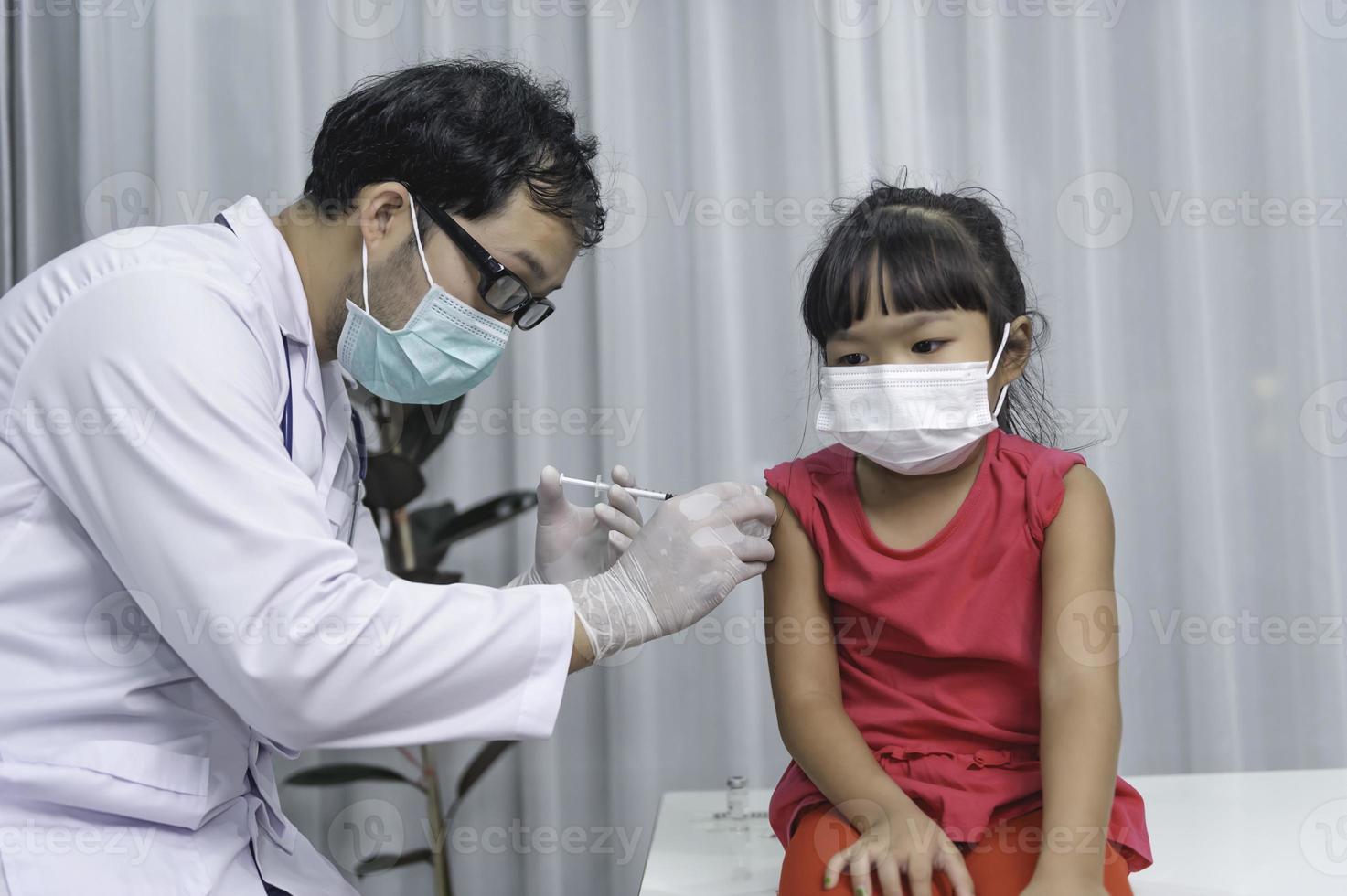 asiatico medico iniezione vaccino per proteggere virus covid-19 per un' ragazza indossare medico maschera, persone siamo ragazze siamo vaccinati contro influenza ogni anno. foto