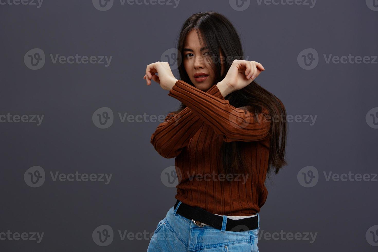 giovane donna divertimento Marrone maglione in posa casuale indossare studio modello foto