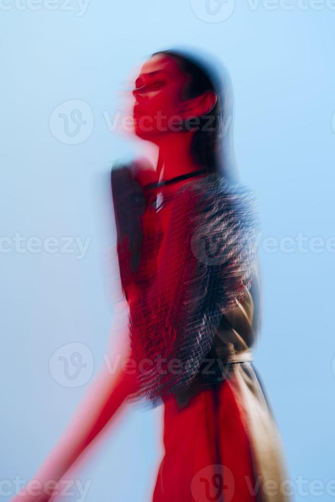 attraente donna fascino in posa rosso leggero metallo armatura su mano stile di vita inalterato foto