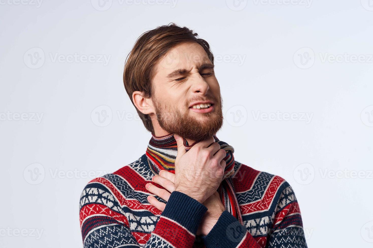 uomo nel un' sciarpa si aggrappa per il collo infezione virus studio foto