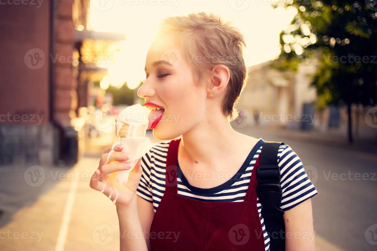 bella donna all'aperto mangiare ghiaccio crema camminare foto
