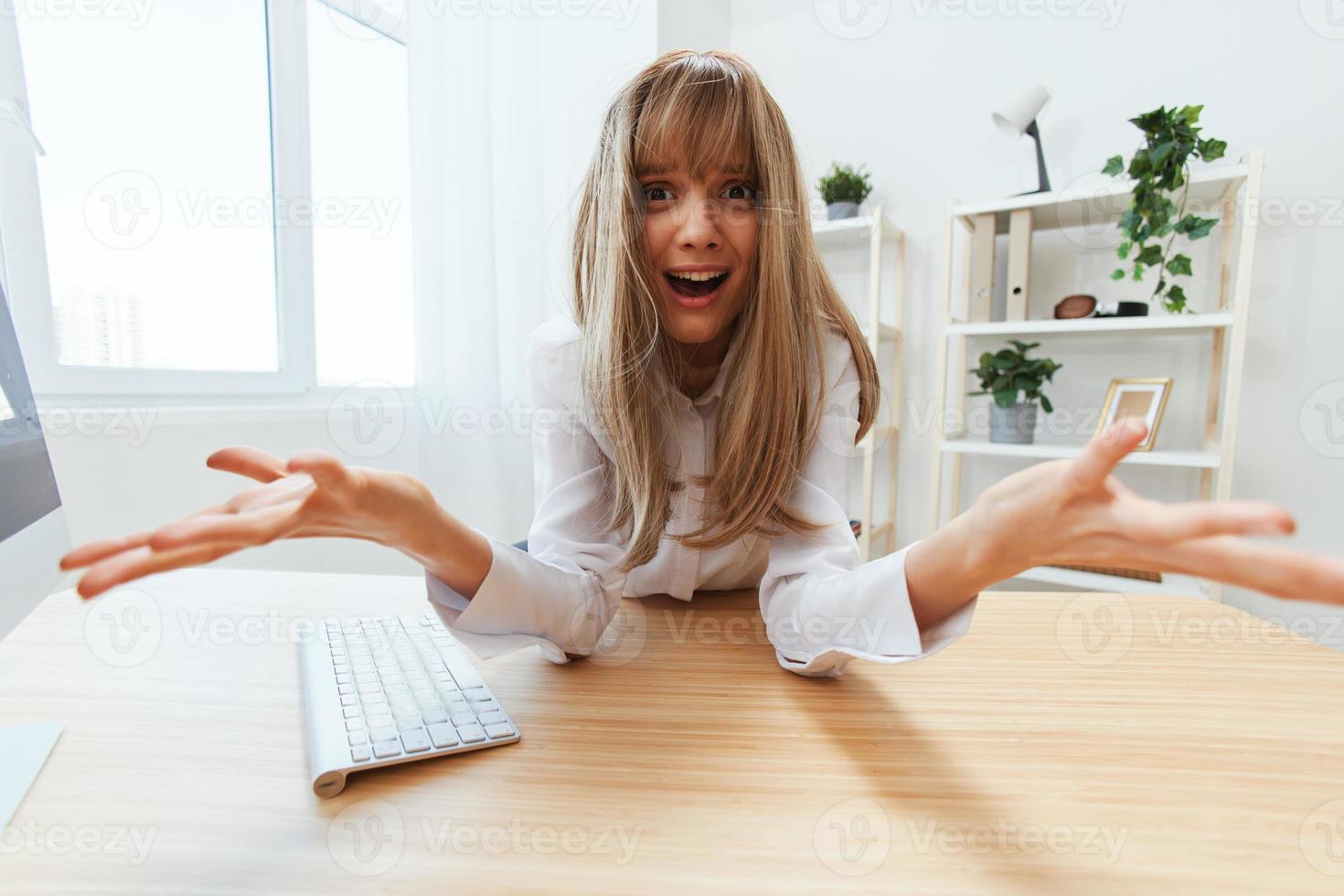 scioccato arrabbiato adorabile bionda donna d'affari lavoratore libero professionista fatto un' critico sbaglio apertura bocca pensiero di problema soluzione diffusione mani a telecamera nel leggero moderno ufficio. copia spazio, largo angolo foto