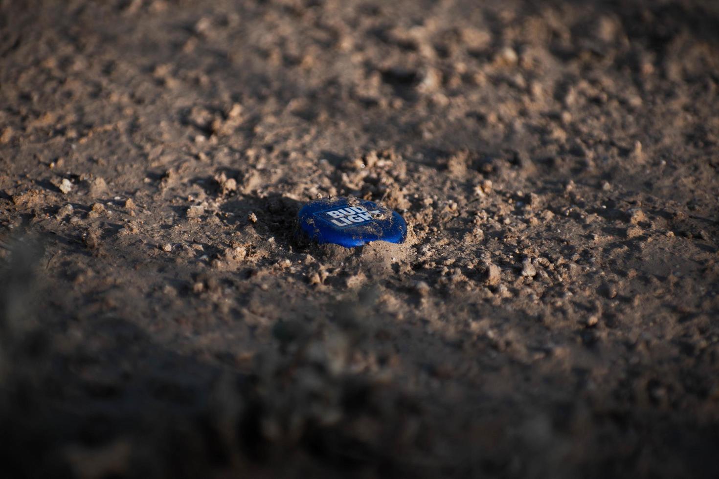 Bud light tappo di bottiglia disseminato su un terreno sporco negli Stati Uniti foto