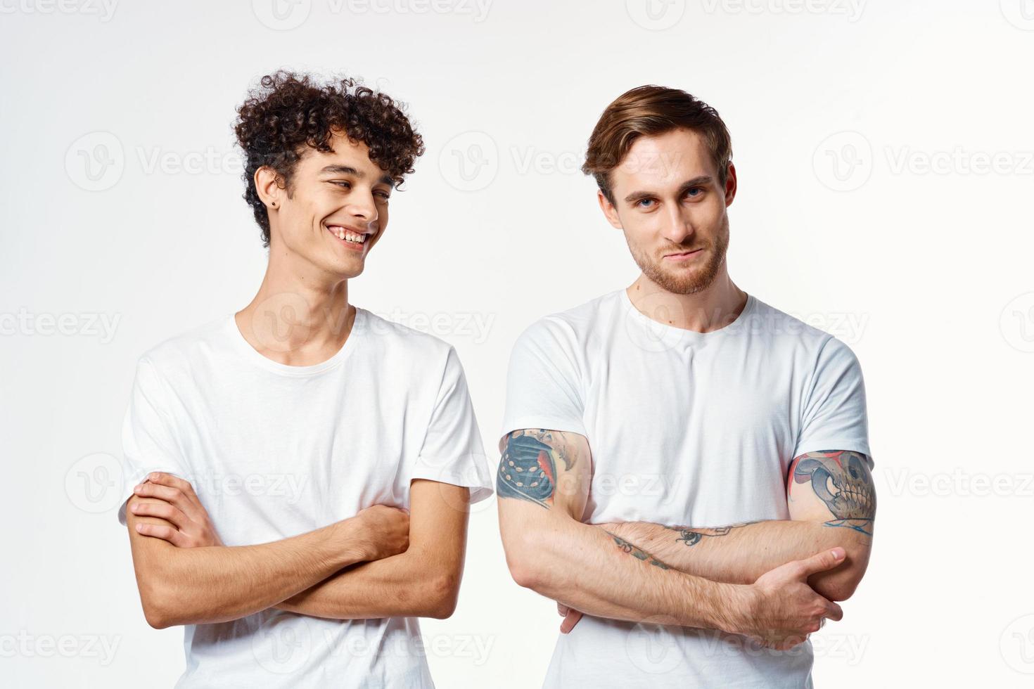 Due uomini nel bianca magliette In piedi lato di lato ritagliata Visualizza studio amicizia foto