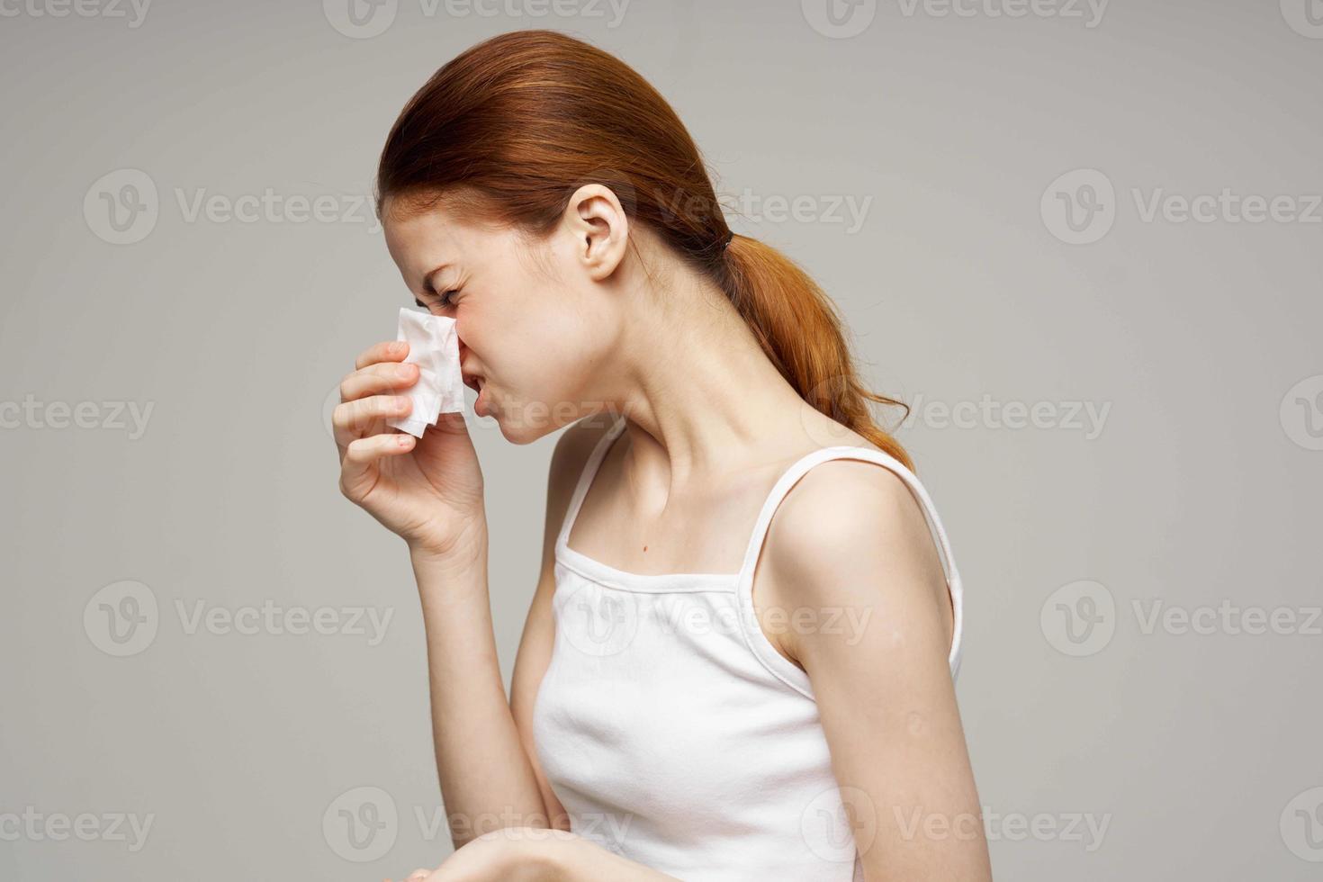 dai capelli rossi donna medico viso maschera freddo isolato sfondo foto