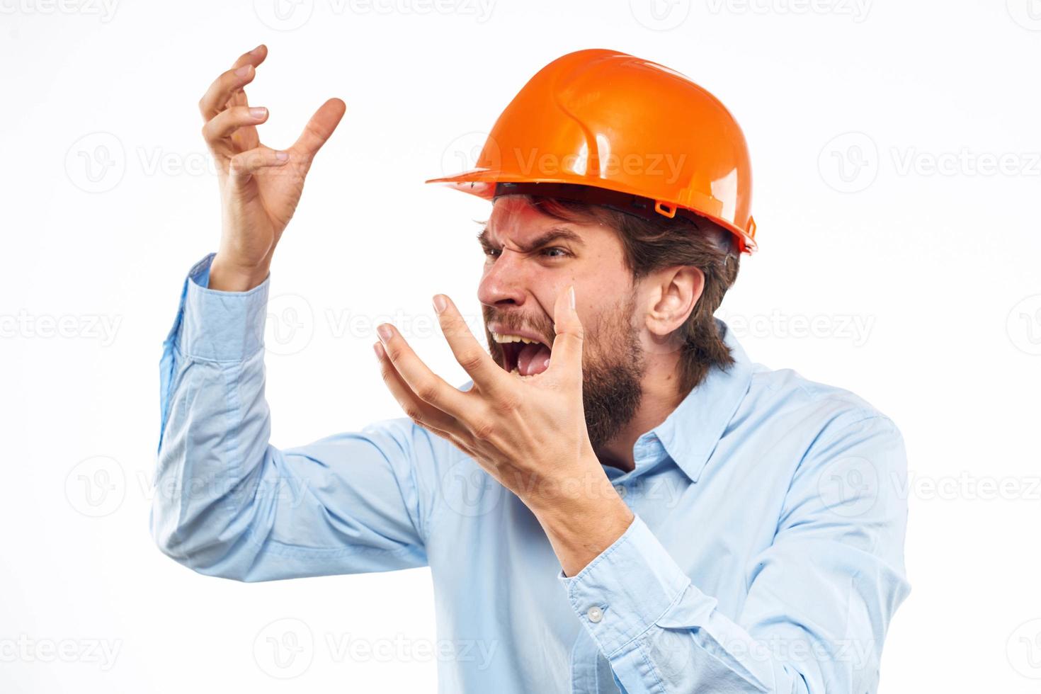 arrabbiato uomo nel arancia difficile cappello industria opera insoddisfazione ritagliata Visualizza foto