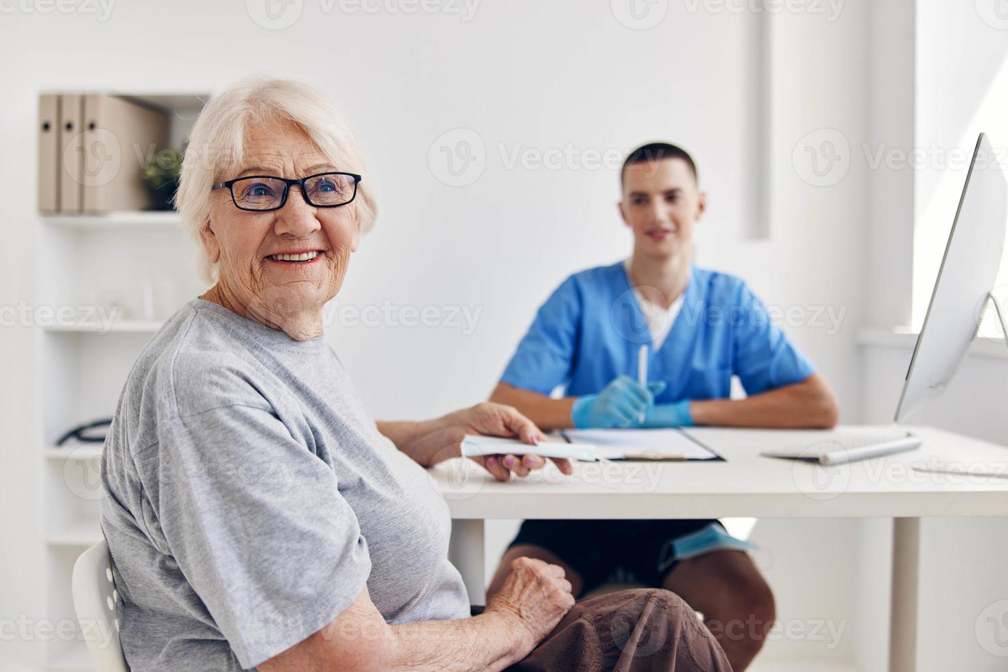 vecchio donna a il medico nel il medico ufficio foto