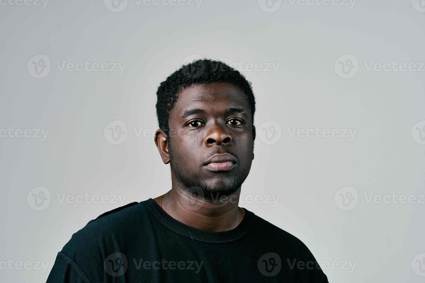 africano uomo nel nero maglietta moda studio in posa avvicinamento foto