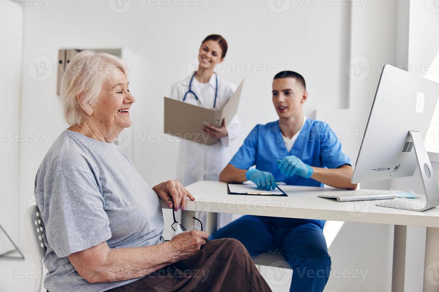 vecchio donna ospedale visita medica professionale consigli foto