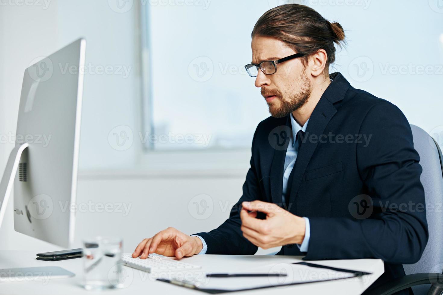 maschio manager a il scrivania con bicchieri opera esecutivo foto