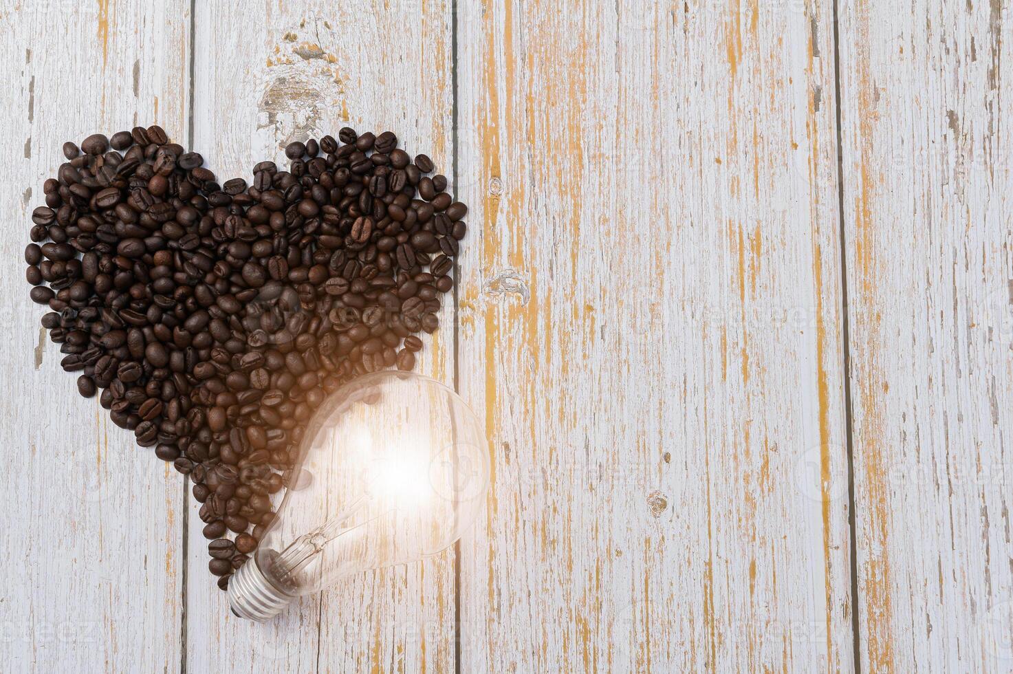 amo bere caffè, chicchi di caffè a forma di cuore, lampadina che emette energia foto