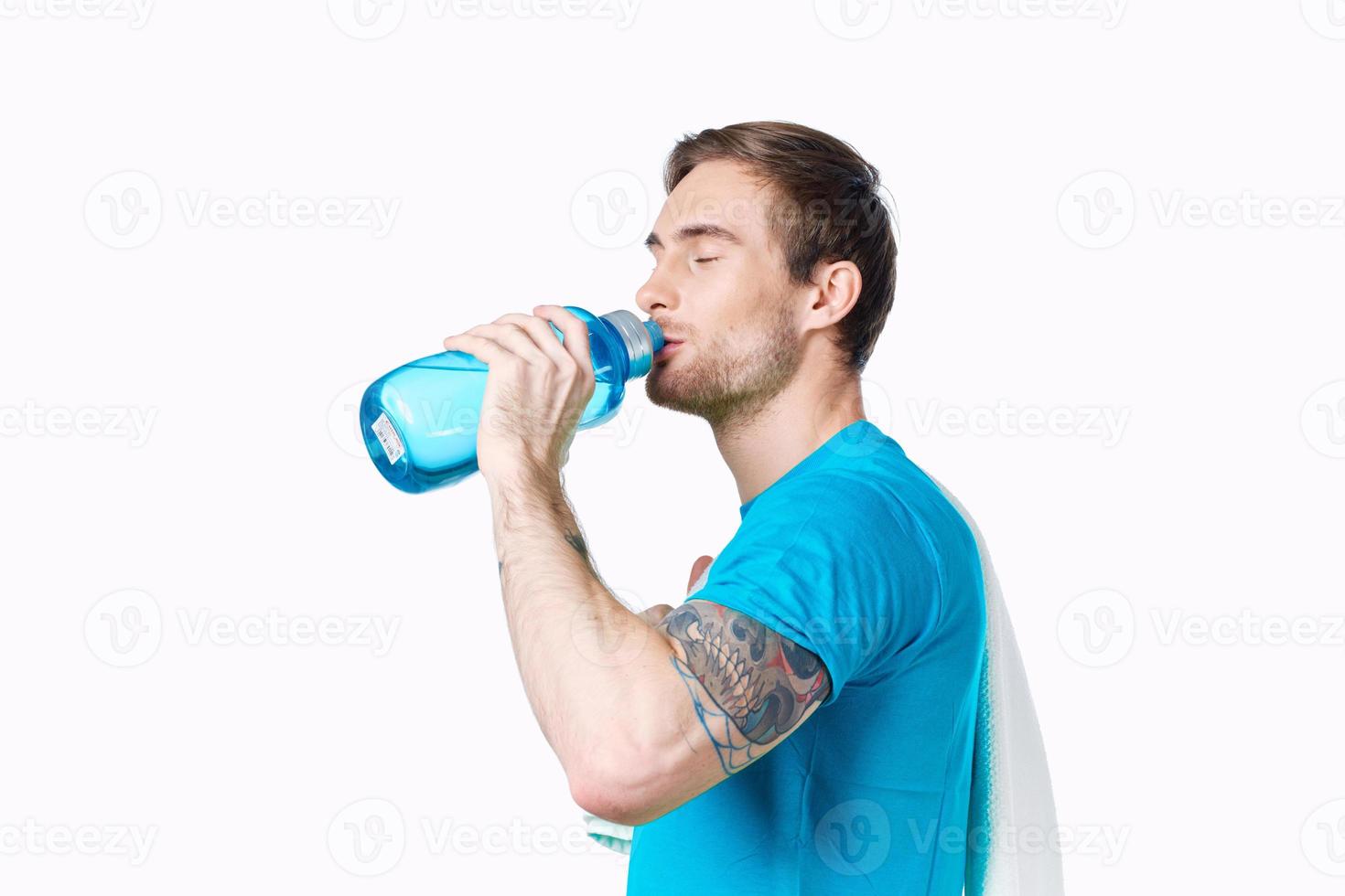 sport uomo nel blu maglietta acqua bottiglia sete ritagliata Visualizza foto