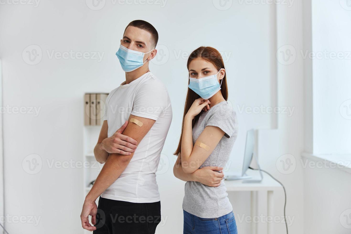 giovane coppia Tenere un adesivo gesso vaccino passaporto pandemia covid-19 foto
