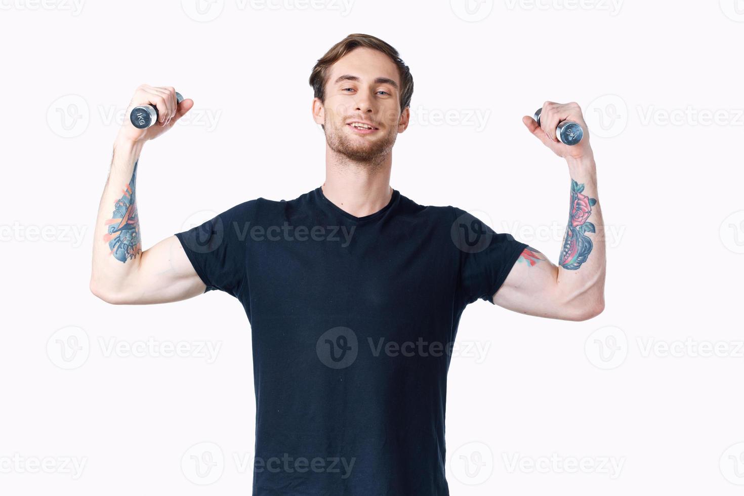 uomo con manubri muscoli muscoli bodybuilder fitness e tatuaggio su il suo braccio foto