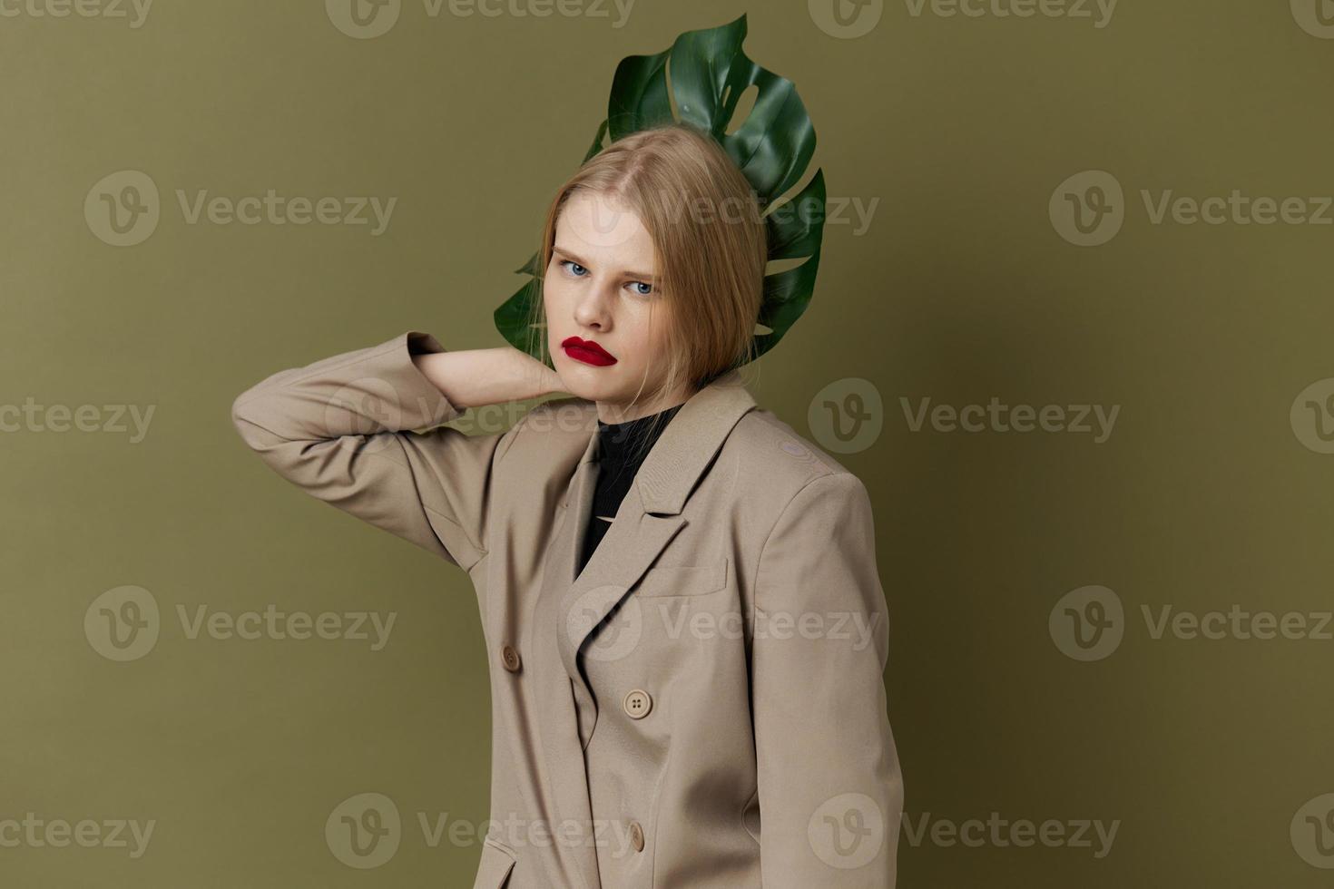 affascinante donna rosso labbra palma foglia fascino moda isolato sfondo foto