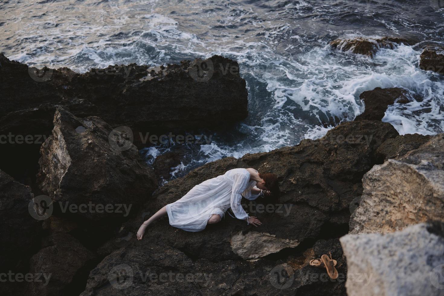 bellissimo sposa nel bianca nozze vestito su mare riva bagnato capelli inalterato foto