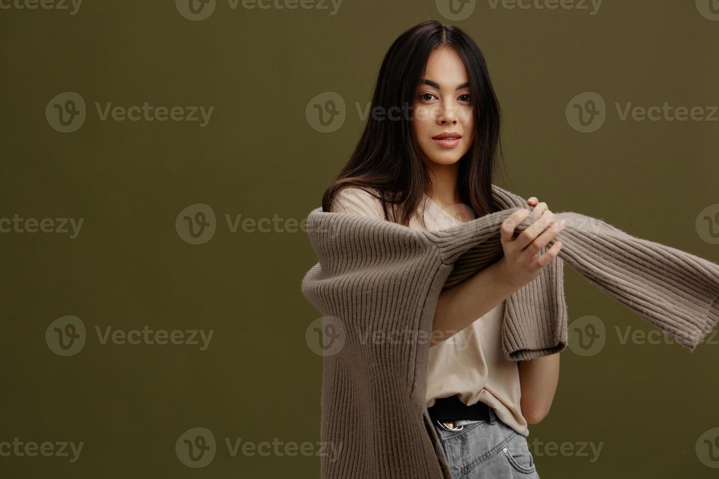 ritratto donna attraente Guarda fascino caldo maglione Sorridi isolato sfondo foto